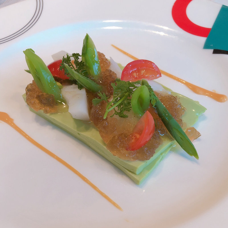  うすい豆のムース 　　アオリイカとお野菜オマール海老のコンソメのジュレ（記念日の特別フルコース）(レストラン花の館 パラディ北野)