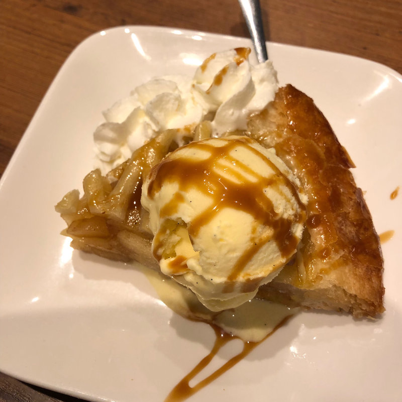 ホットアップルパイとバニラアイスのキャラメルソース(ピッツェリアバールLoRo （ピッツェリアバール ロロ ）)