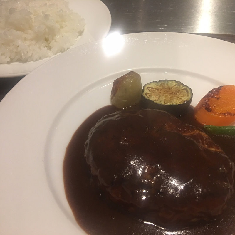 ハンバーグ デミグラスソース(ラトリエ プリュ)