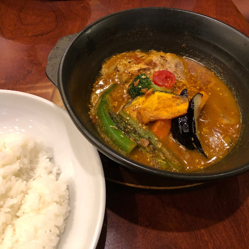 骨つきチキンとたっぷり野菜のスープカレー(咖喱とカレーパン 天馬 青山店)