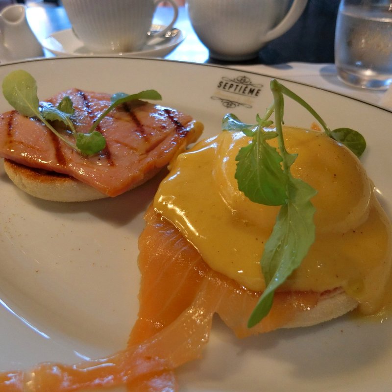 エッグベネディクト(Septième Steakhouse & Bar)