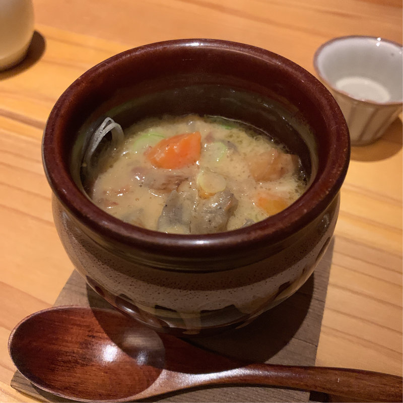 甕蒸し牛すじ白味噌仕立て(松濤 はろう)