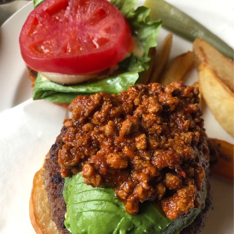 アボカドバーガー チリソーストッピング(Yonchome Cafe （ヨンチョウメ カフェ）)
