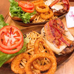 厚切りモッツァレラベーコンバーガー(クアアイナ  ルクア大阪店)
