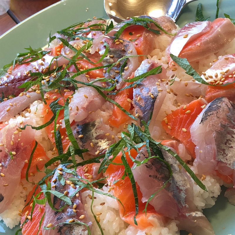 アジとサーモンのちらし寿司(きづな食堂)