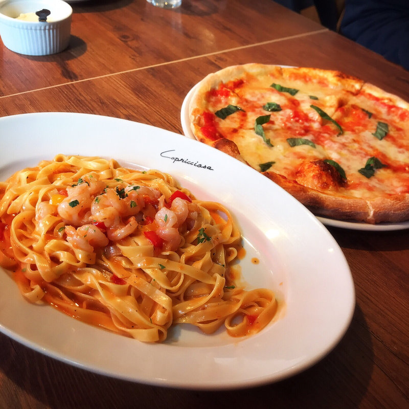 フレッシュトマトを散らしたマルゲリータピッツァ　マルゲリータ・フレスカ(カプリチョーザ 江ノ島店)