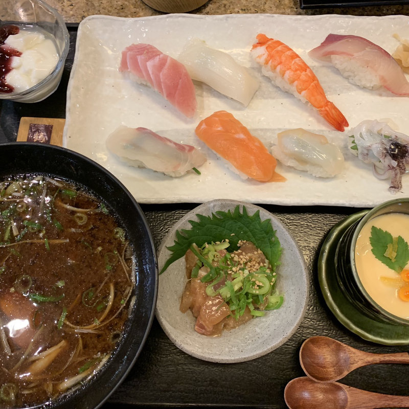 鶴見(寿司八貫、小鉢、茶碗蒸し、汁物、デザート)(活魚廻転寿し 水天王子店 )