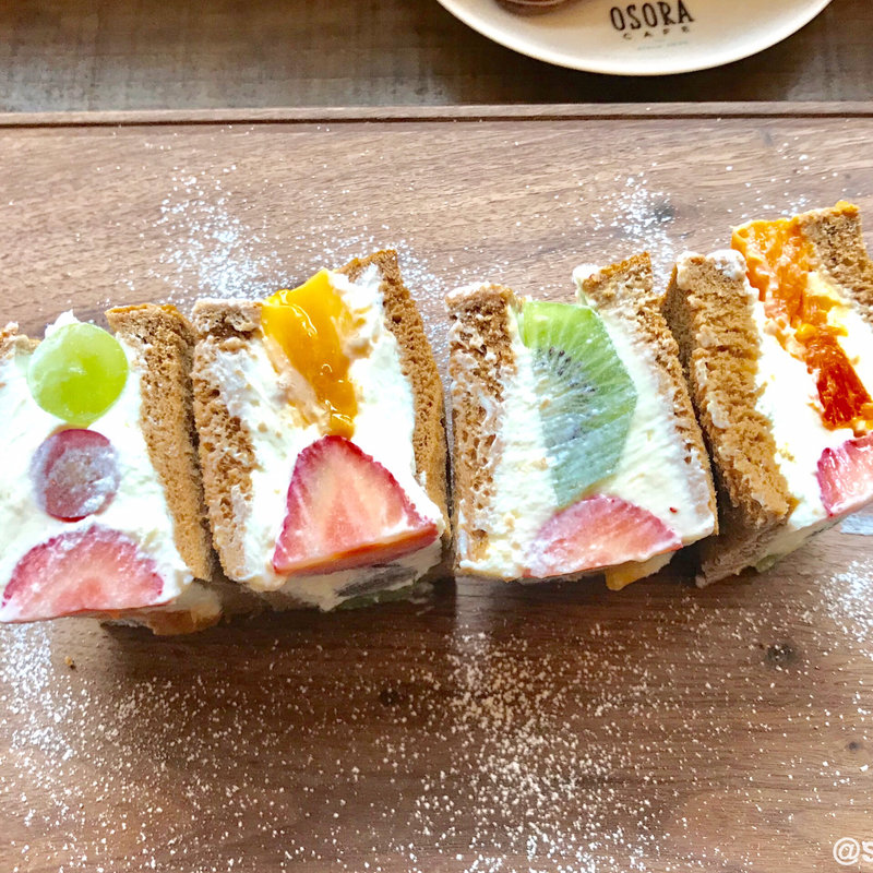 特製マスカルポーネクリームのフルーツサンド (オソラカフェ)