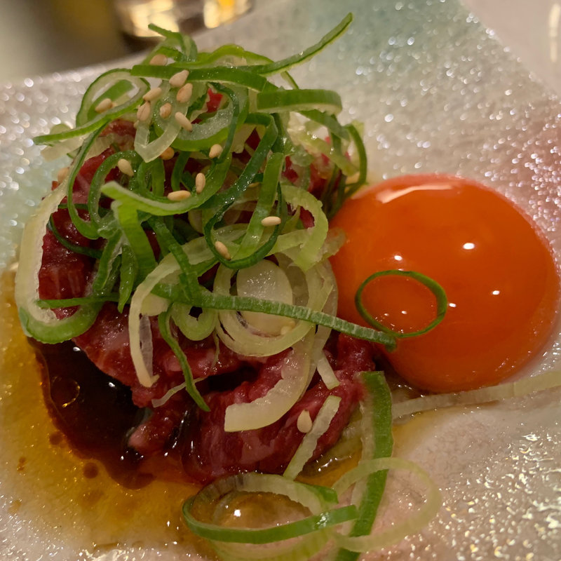 炙りユッケ(焼肉さんかく)