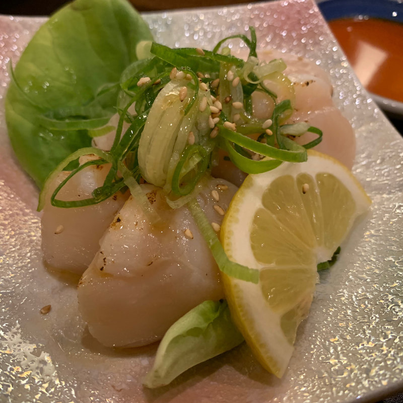 炙りホタテの刺身(焼肉さんかく)