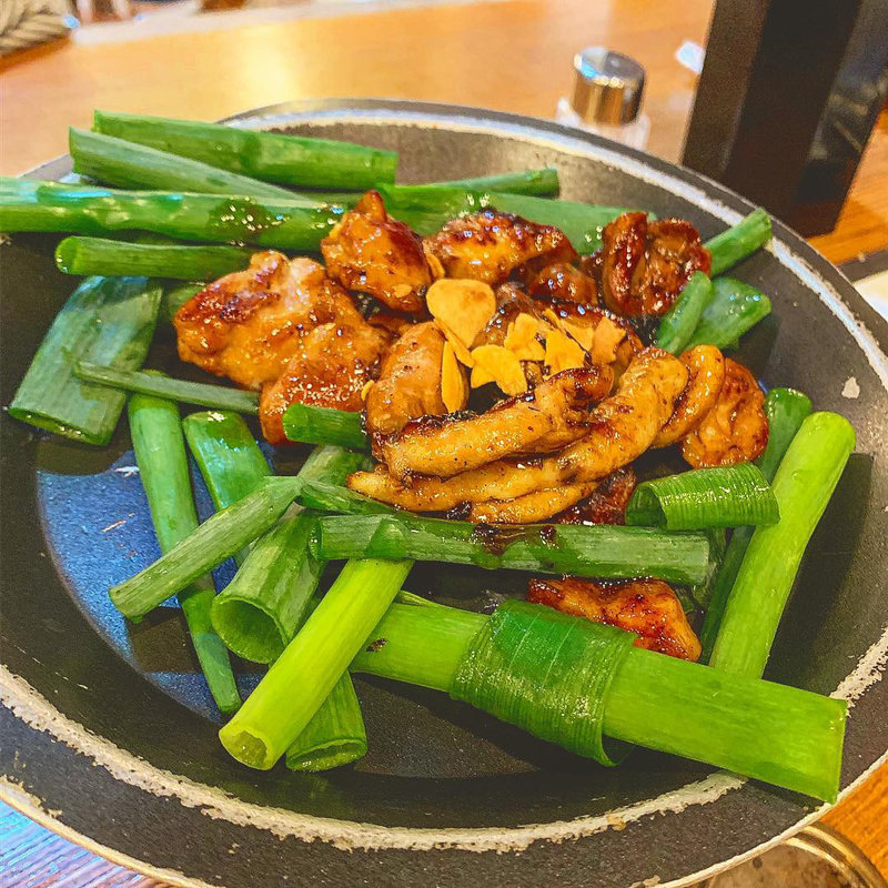 九条ねぎと鶏ホルモンの陶板焼き(鳥せい 本店 （とりせい）)
