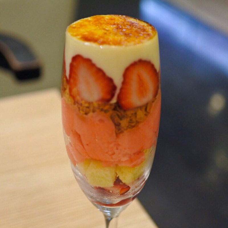 いちごのブリュレパフェ(パスティッチェリア・アマレーナ 天神橋5丁目店)