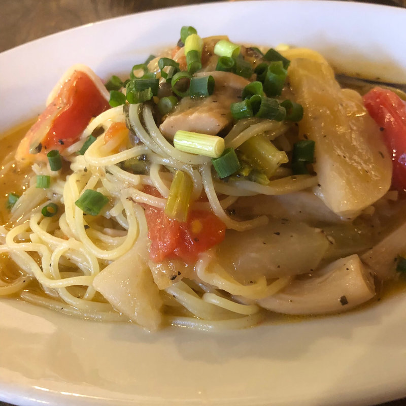 本日の生パスタ  きのことトマトのフレッシュバジルソース(iriya plus cafe（イリヤプラスカフェ）)