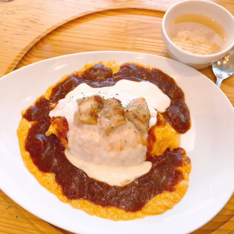 蔵王うみたて卵のデミモッツァレラチーズオムライス 炭火焼チキン(たまご舎 愛島本店 （たまごや）)