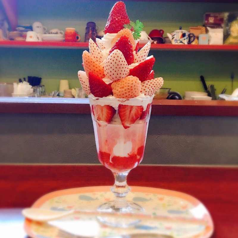 いちごパフェ (大)(パーラー マズルカ)