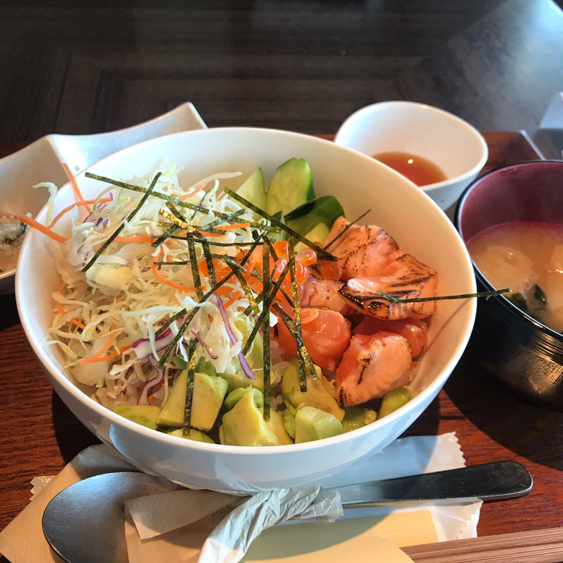 炙りサーモンとアボカド丼(魚とワインとイタリアン 天満橋 リバーカフェ)