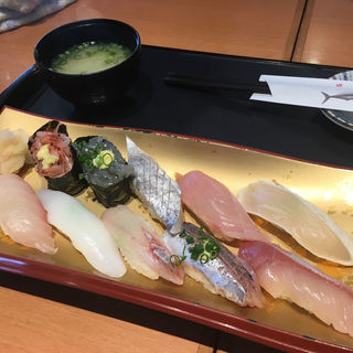 地魚寿司(伊豆太郎 伊東マリンタウン店 （いずたろう）)