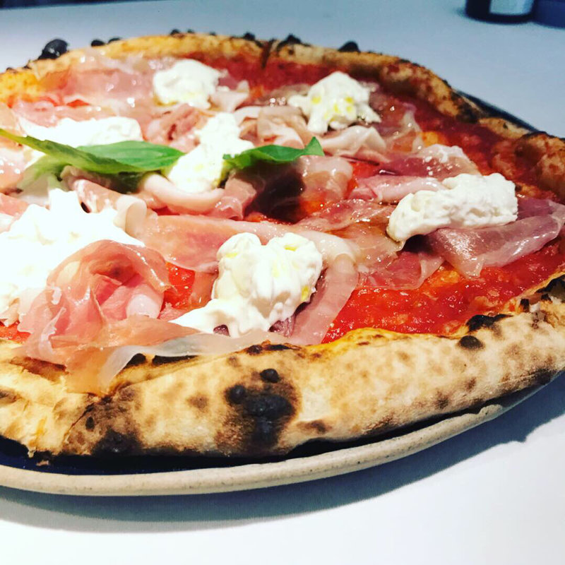 ブッラータと生ハムのピザ(PIZZA MASSILIA)