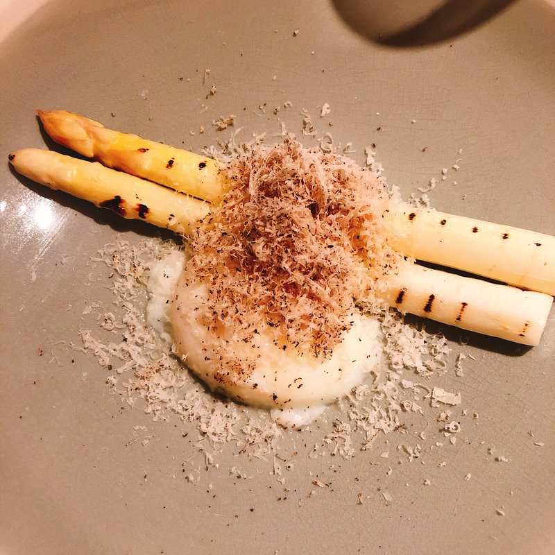 ホワイトアスパラのソテー サマートリュフ仕立て(西麻布 K+)