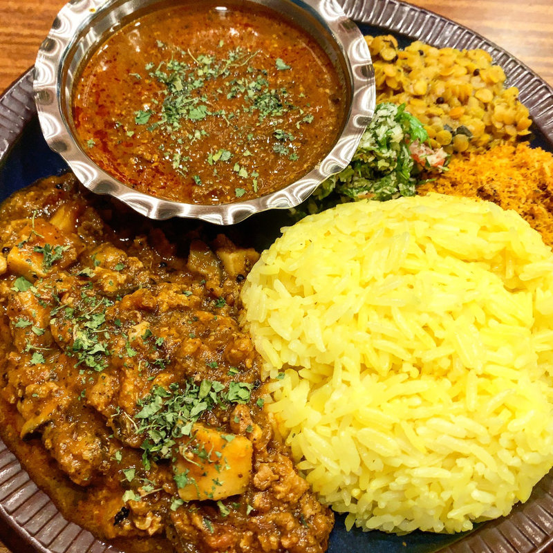 ピスタチオ 辛口ラムカレー / タケノコとキノコの海老出汁チキンキーマ(ブンブンスパイスカレー)