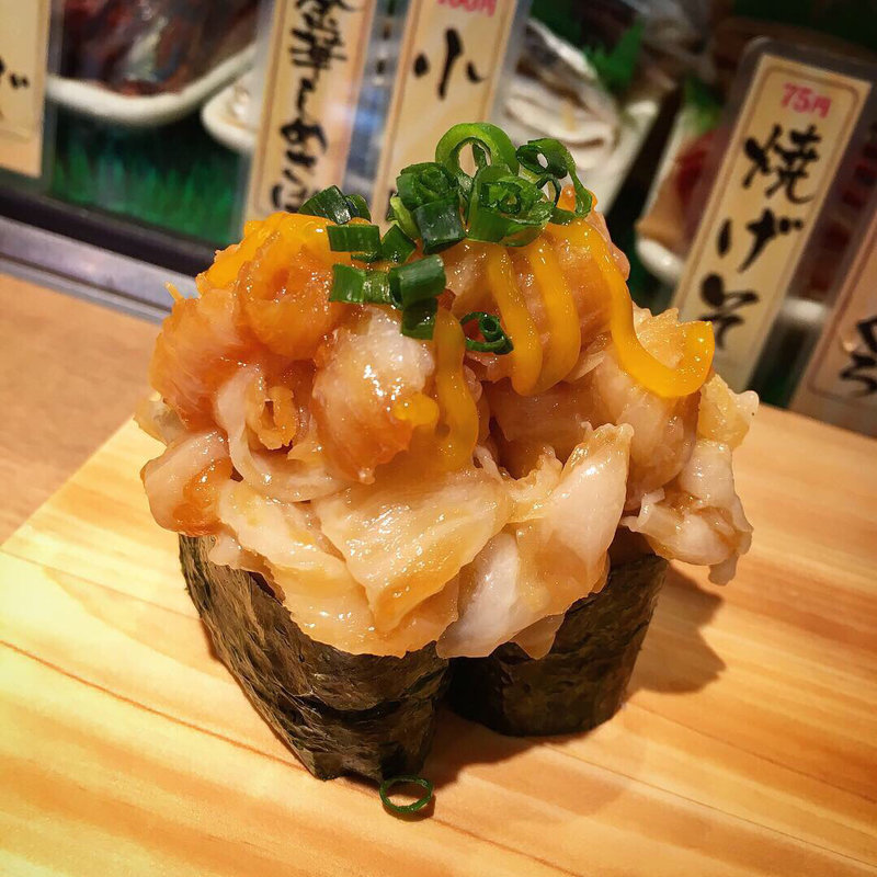 本日のおすすめ 山盛りえんがわユッケ軍艦(寿司 魚がし日本一 渋谷道玄坂店)