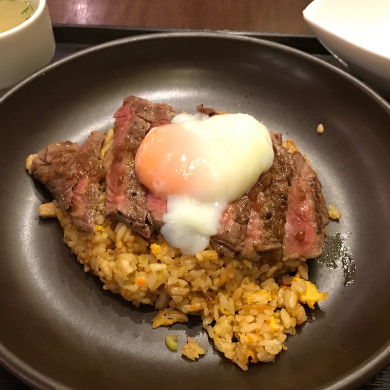 チャーハン 牛赤身ステーキシングルトッピング 輝黄卵の半熟卵トッピング(天神炒飯)