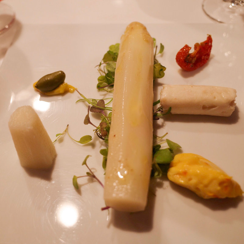 フランス産のホワイト・アスパラガス(カフェ・グラス・スリーズ)