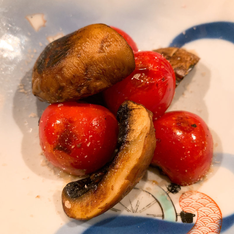 マッシュルームとフルーツトマトの炙り(コノ花まひろ )