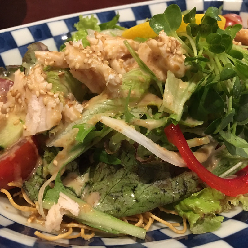 蒸鶏と揚げめんのパリパリサラダ(六味旬蔵)