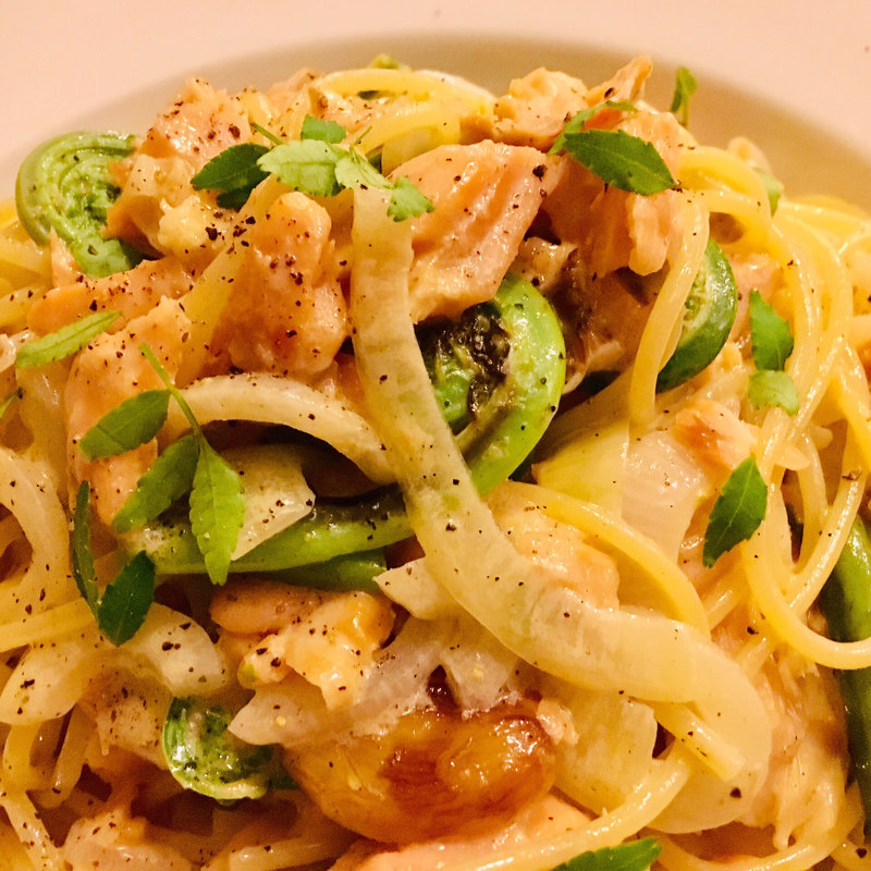 サクラマスと新玉ねぎのクリームソースパスタ(花吹雪 )