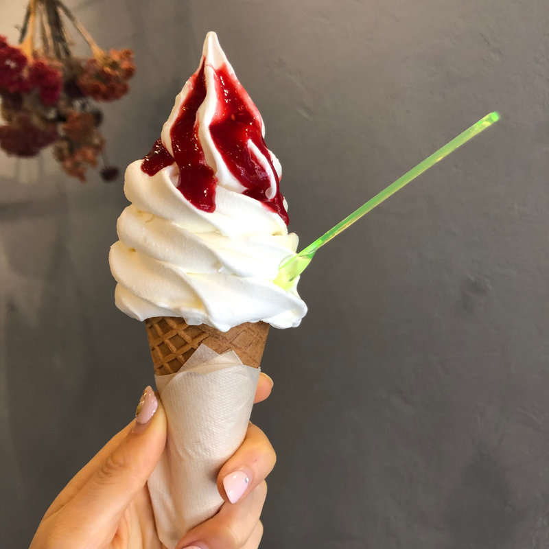 ミルクソフトクリーム ラズベリーソースをトッピング(Groovy Ice Cream GUFO　グーフォ)