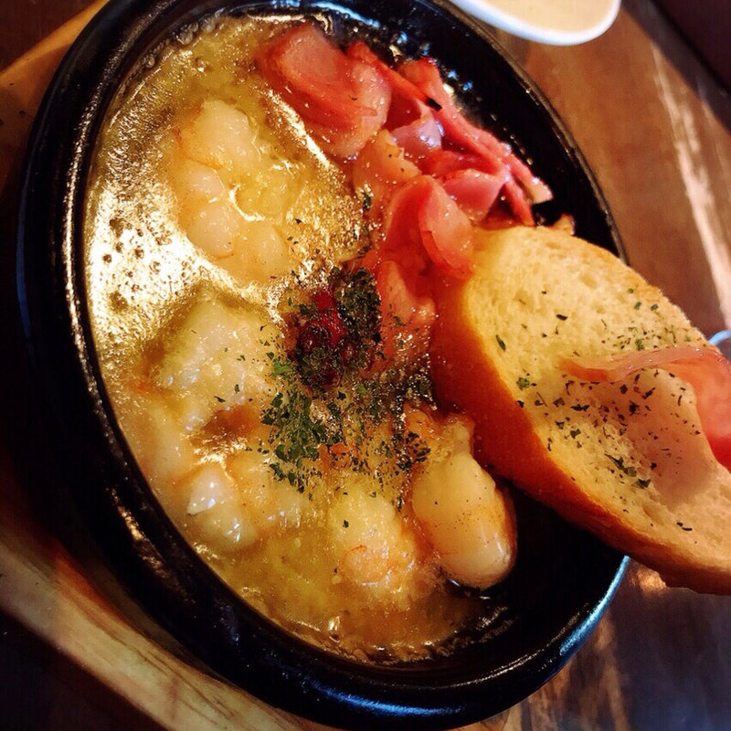 エビとベーコンのアヒージョ(イタリアン＆ワインバー CONA 市川店)