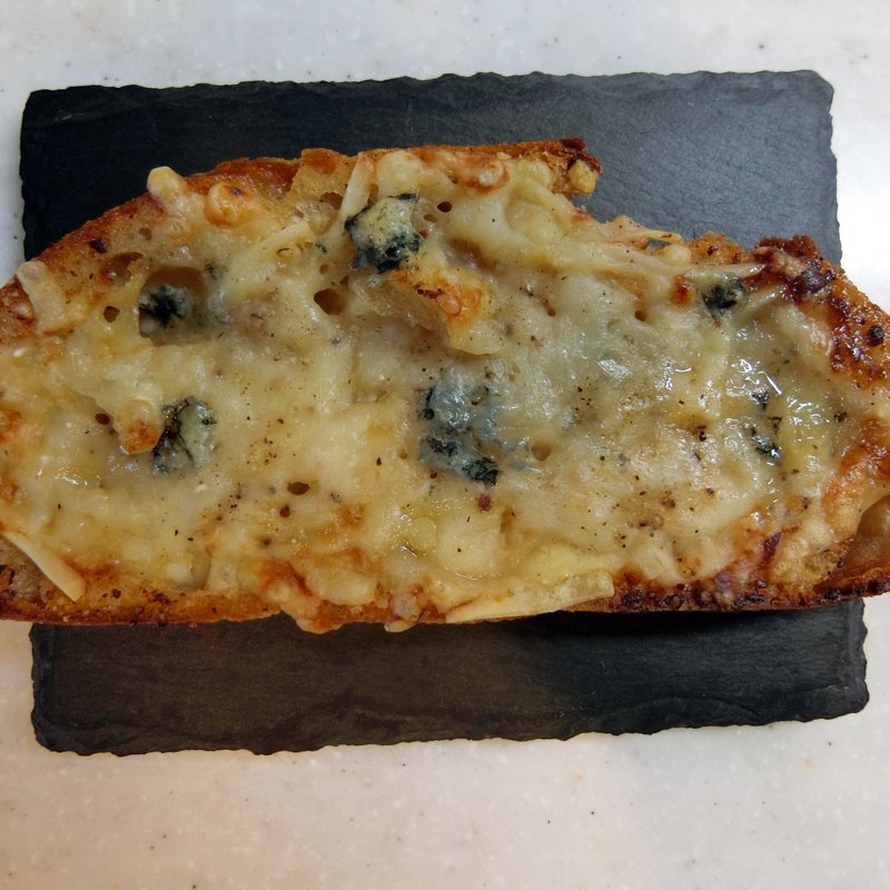 三種チーズと百花蜜のタルティーヌ(ＧＡＲＤＥＮ　ＨＯＵＳＥ　ＣＲＡＦＴＳ　ＬＯＦＴ　ＦＯＯＤＬＡＢ)