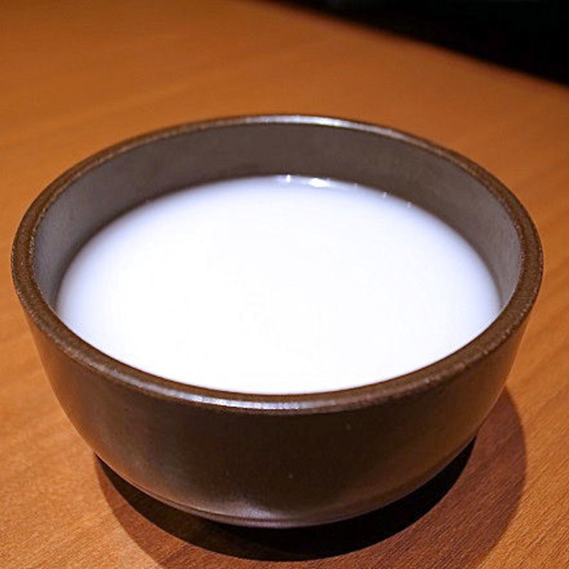 マッコリ・黒豆(焼肉ホルモン 山水縁 虎ノ門本店)