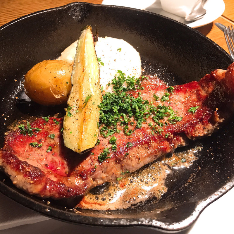 熟成葡萄牛リブロースのグリルと、熟成 鹿児島県産黒豚ロースのグリル(ビストロ　ヴァンブリュレ 表参道 （Vin Brule）)