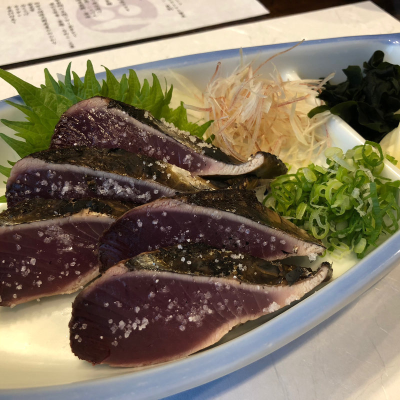 カツオの藁焼き塩タタキ(黒潮本陣 （櫂）)