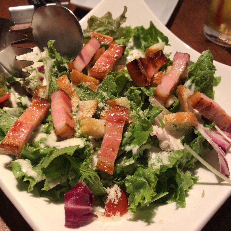 温玉とグリルベーコンとハーブトーストのシーザーサラダ(東京キッチン)