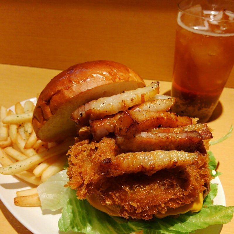 ファビュラスな椎茸(生どんこ)フライベーコンチーズバーガー(Grill & Kitchen かぼちゃの馬車)