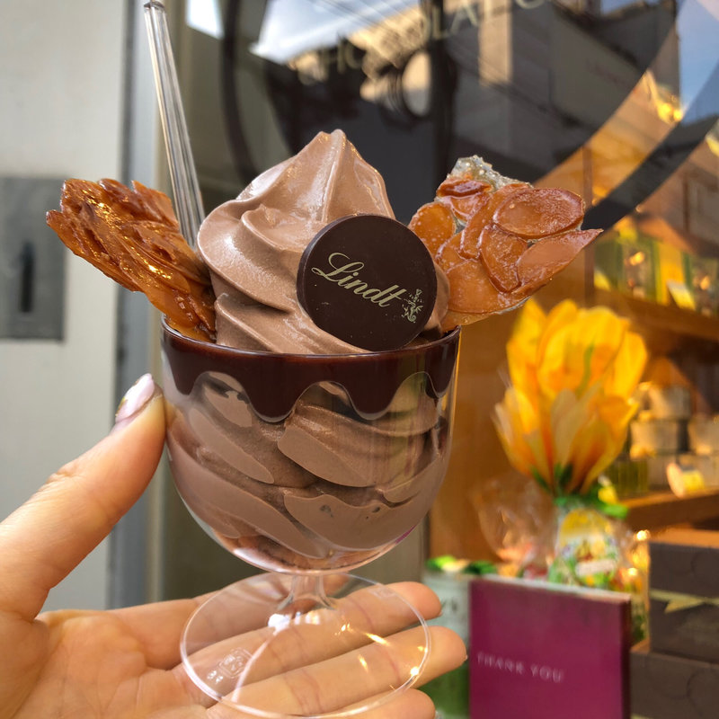 リンツ ソフトクリーム ショコラ （ダークミルクミックス）(リンツ ショコラ ブティック＆カフェ 渋谷店)