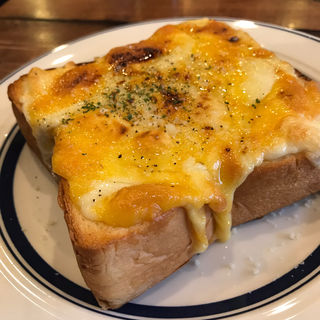 4種のチーズの贅沢トースト(アンバープレイス)