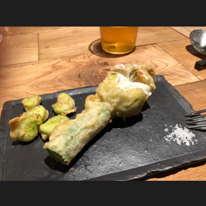 花ズッキーニのリコッタチーズ詰めと空豆のフリット(da Rio(ダリオ))