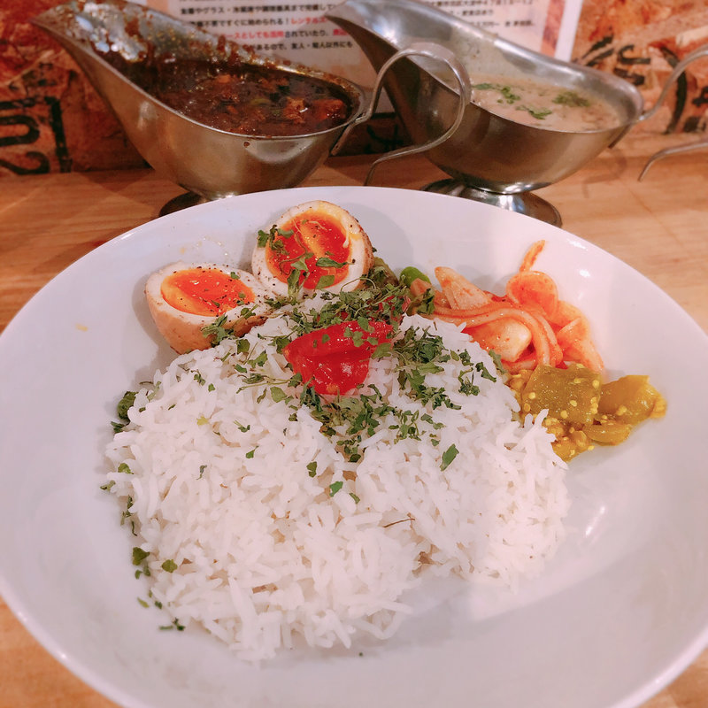 アサリココナッツとチキンのあいがけカリー(アース ダイバー カフェ ダイニング （EARTH DIVER Cafe & Dining）)