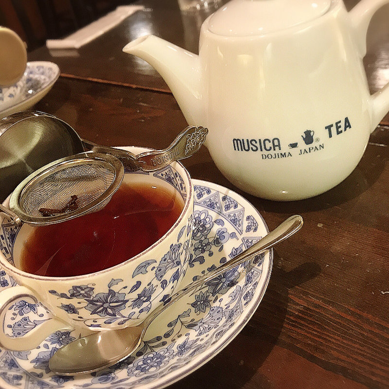 左からインド・ニルギリ、スリランカ・ルフナ、ネパール茶(CHRISTIE 原宿本店)