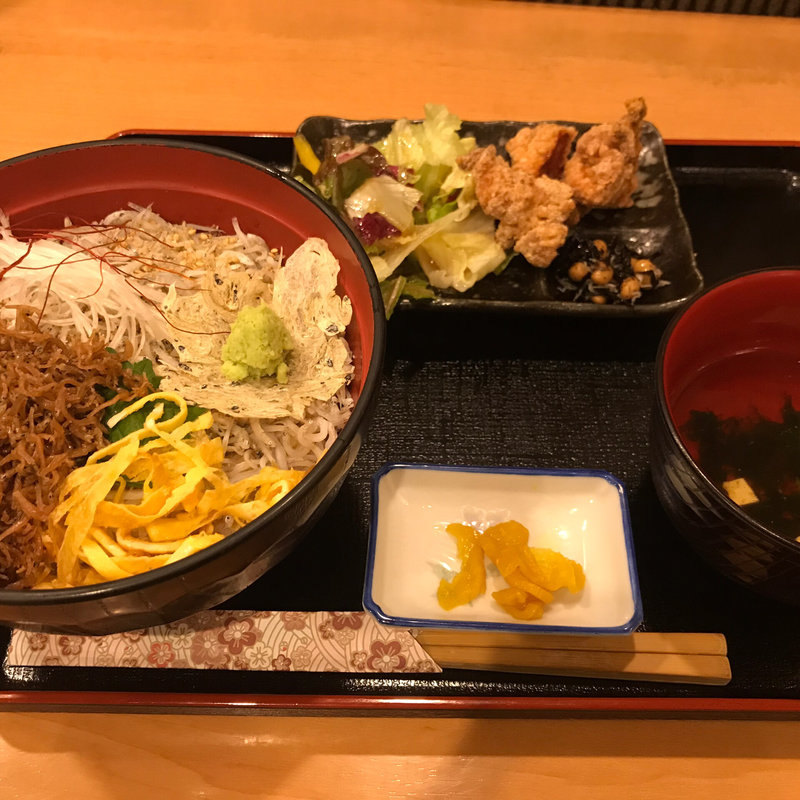 なんとかしらす丼(ちりめん・しらす専門店 凪 （なぎ）)