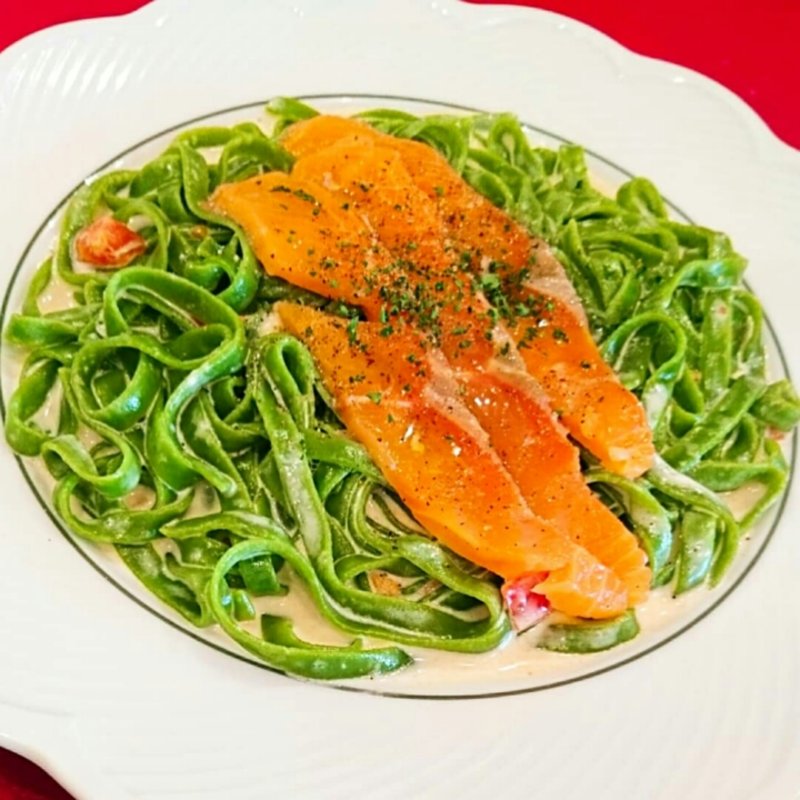 自家製スモークサーモンのクリームソース ほうれん草入りフェットチーネ(パスタパスタ)