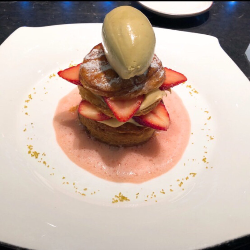 いちごのミルフィーユ(Toshi Yoroizuka Mid Town (トシ ヨロイヅカ ミッドタウン))