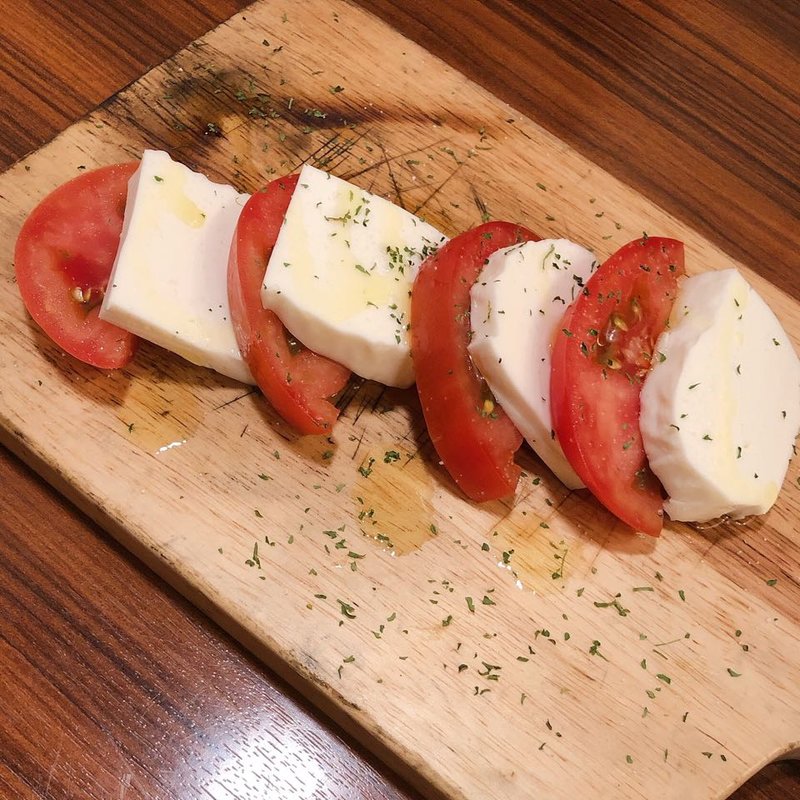 カプレーゼ(リゾート個室×肉バル ミート&チーズ Bellhouse)