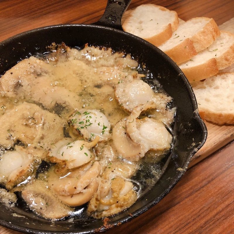 ホタテのアヒージョ(リゾート個室×肉バル ミート&チーズ Bellhouse)