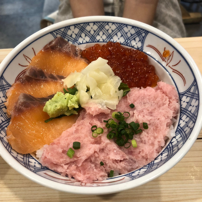 サーモンいくらネギトロ丼(大衆酒場 五の五 大阪駅前第3ビル店)