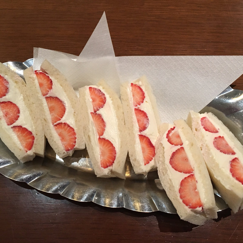 季節のフルーツサンドウイッチ(カフェ＆バー　ウミノ )